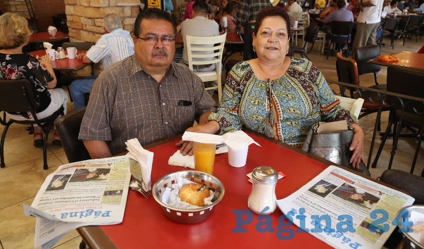 En Las Antorchas compartieron el primer desayuno del día Gustavo García Serna y Gloria Hernández Contreras