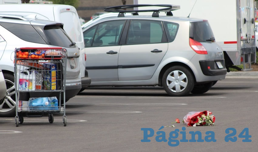 El carrito de compras y el ramo de flores que llevaban Eliseo Díaz y Víctor Arenas antes de ser acribillados