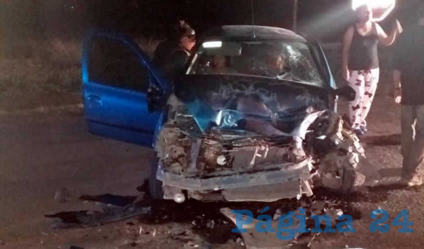 El carro Nissan Platina quedó destrozado, resultando heridos sus dos tripulantes