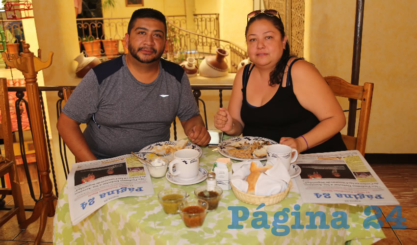 Jorge Monta&ntilde;ez Neri y Ang&eacute;lica Palos Magdaleno compartieron el pan y la sal en La Estaci&oacute;n