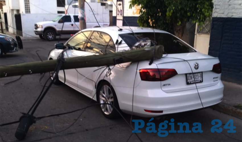 El poste cayó sobre un vehículo estacionado, en el cruce de las calles Casa Blanca y Nuevo León