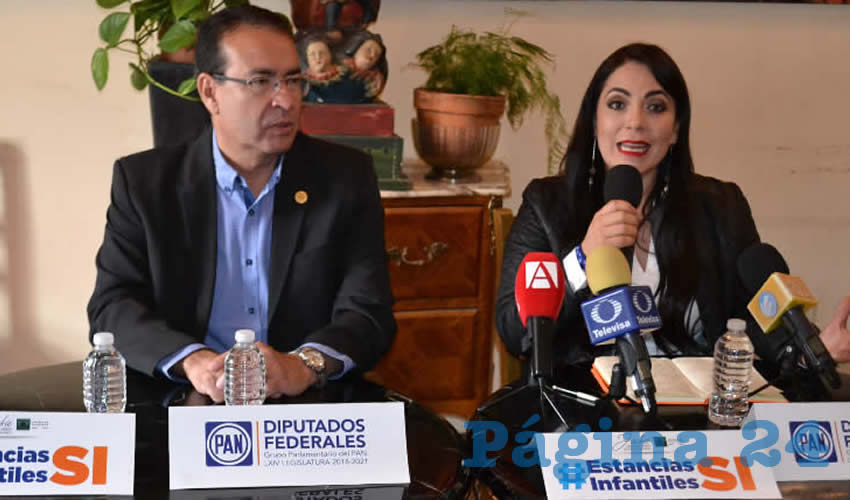 Mario Mata Carrasco y Jackie Martínez Juárez, presumieron ser los impulsores de la demandas para que el gobierno federal sea obligado a pagar a las estancias infantiles, el recurso que tenían conforme a reglas de operación del 2018 (Foto Merari Martínez)
