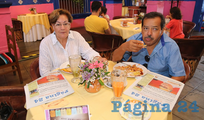 María Guadalupe Dávalos González y Rafael Martínez García compartieron el primer alimento del día en La Saturnina