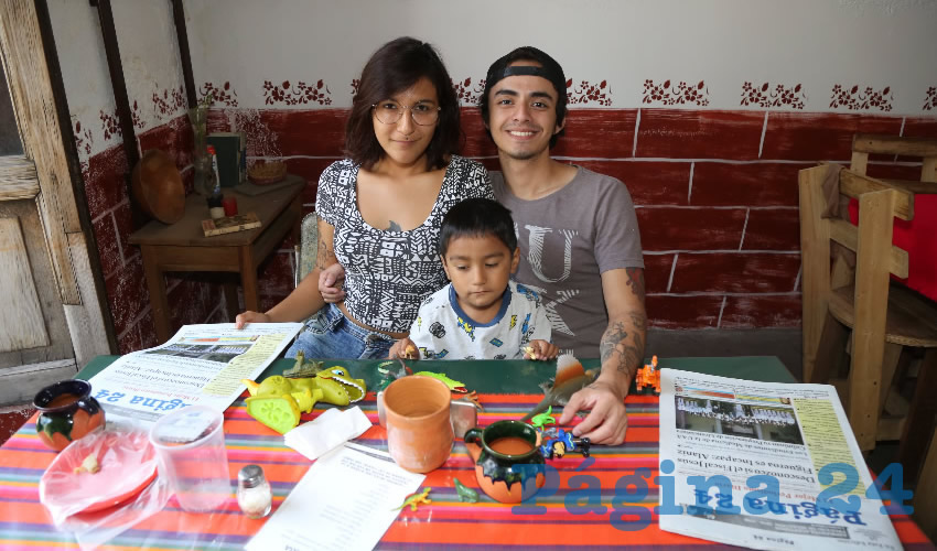 En Los Tacos del Sor Juana almorzaron Frida Hern&aacute;ndez &Aacute;vila, el ni&ntilde;o Franco Sandoval Hern&aacute;ndez y Fernando Acu&ntilde;a