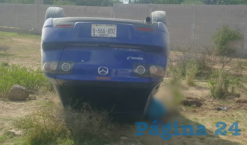 El autom&oacute;vil Mazda 3 azul, se accident&oacute; en el camino de terracer&iacute;a que conduce a Pilotos