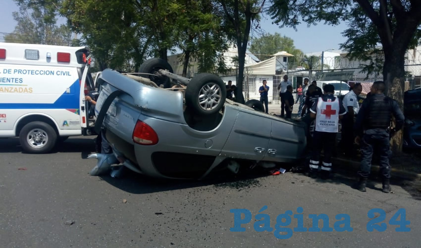 La camioneta Dodge Caravan que manejaba el peligroso chofer, terminó volcada sobre su toldo