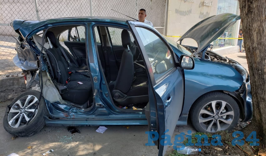 Reyna Lerma Carmona, de 39 años de edad, tripulaba el auto Nissan March, el cual quedó destrozado