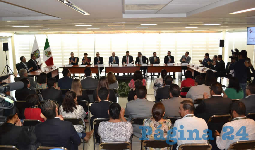Realizaron un convenio de colaboración entre el Ejecutivo del estado, Alejandro Tello Cristerna con la Unidad de Inteligencia Financiera; mientras que también se firmó el convenio de colaboración entre la FGJE y la Unidad de Inteligencia Financiera y los integrantes del Comité Coordinador (Foto: Merari Martínez)