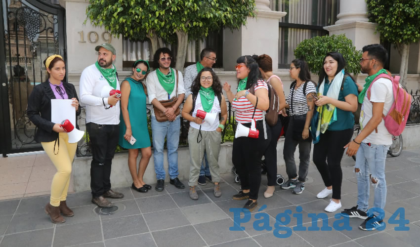 Activistas a favor del derecho de las mujeres a acceder a la interrupción del embarazo de manera legal