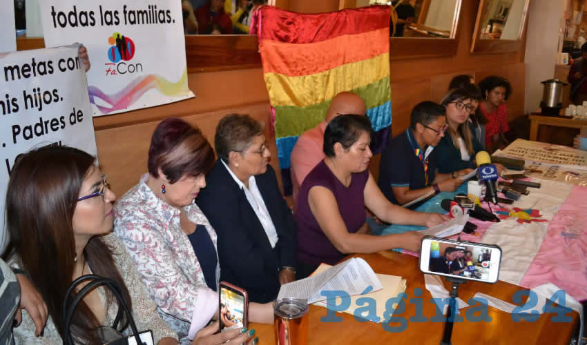 En conferencia de prensa, en voz de María de la Paz Barrón, dirigente del colectivo Eclipse Lésbico, se exhortó a los diputados locales para que no vinculen la religión que profesan a su actividad legislativa, tras señalar que la dieta y otros recursos que perciben del erario también son producto de aportaciones de la comunidad homosexual. (Foto Merari Martínez)