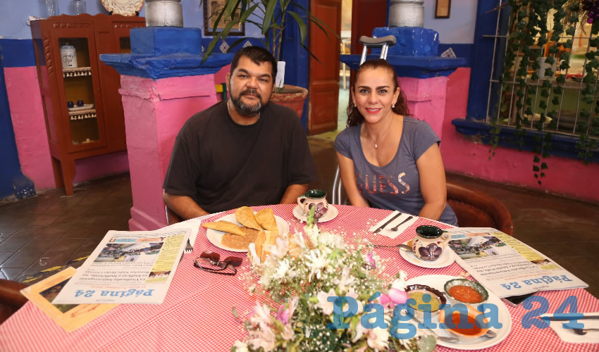 En La Saturnina compartieron el primer alimento del día José Hernández Torres y Betty Hernández Torres