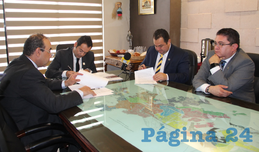 Autoridades del ayuntamiento capitalino y de la Benemérita Universidad Autónoma de Zacatecas (BUAZ) firmaron un convenio de colaboración con la finalidad de implementar estrategias enfocadas a prevenir la violencia escolar en instituciones educativas del municipio de Zacatecas. (Foto Rocío Castro)