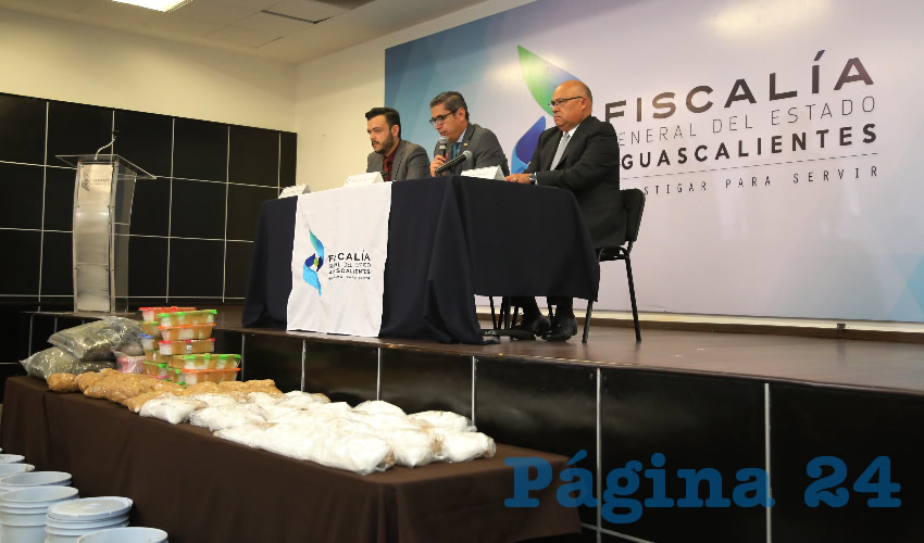 Muestran los 54 kilos de “crystal” incautados durante la conferencia de prensa de la Fiscalía General del Estado