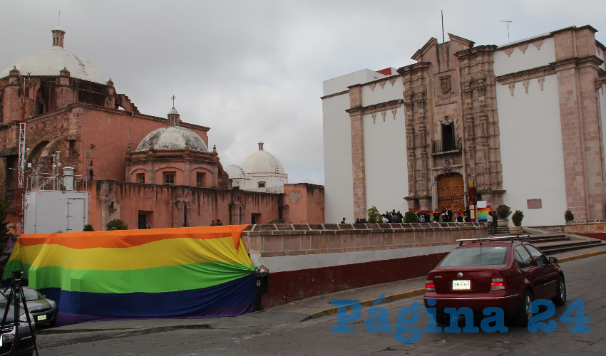 Al ser más de 15 días de ese acuerdo, y al no llevar al Pleno de la Legislatura la iniciativa de matrimonio igualitario, los colectivos y organizaciones volvieron a tomar el inmueble acusando a los diputados de tomar medidas dilatorias para no tratar el tema (Foto Rocío Castro Alvarado)