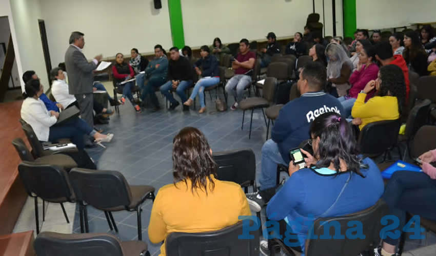 Desde las primeras horas de ayer, un pequeño grupo bloqueó el edificio de la dependencia alegando que son más de 600 maestros afectados por la mala puntuación asignada a profesores que recientemente obtuvieron una base (Foto Merari Martínez)