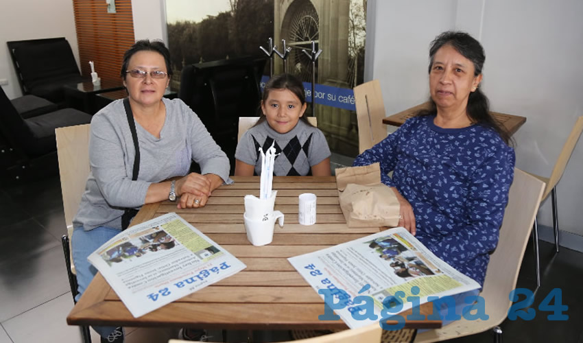 En Café Punta del Cielo departieron Marina Pinedo Jiménez, la niña Paloma Montes Vera y Patricia Castillo Barrientos