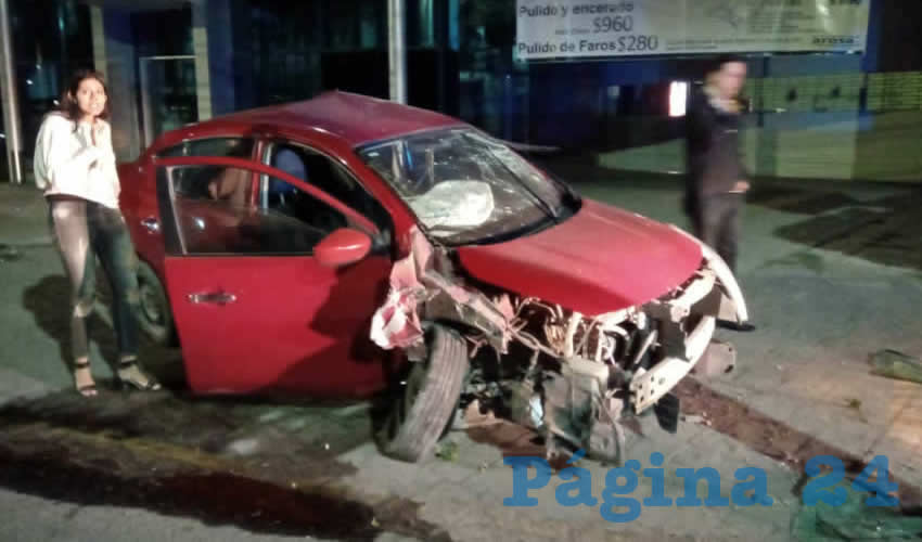 El Nissan Versa se estampó contra dos postes de concreto de la Comisión Federal de Electricidad