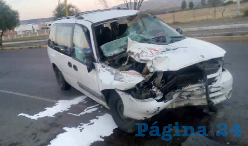 La unidad qued&oacute; abandonada tras colisionar contra un tr&aacute;iler