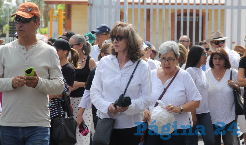 Al inicio de la marcha, el número de los participantes no pasaba de 100 personas