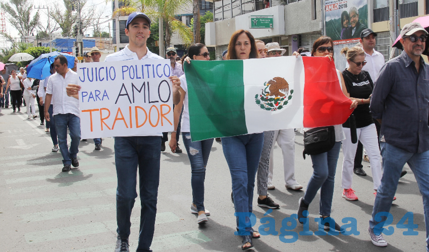La mayoría de los asistentes fueron con playeras blancas y algunas pancartas con mensajes de desapruebo a las distintas decisiones del gobierno de AMLO