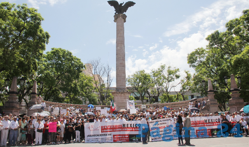 La asociación civil llamada Chalecos México convocó a una marcha para expresar su inconformidad sobre el presente Gobierno Federal