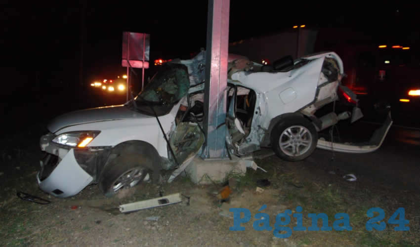 Sobre la carretera federal 45 sur, el automóvil quedó totalmente destrozado al chocar contra un anuncio “bandera”
