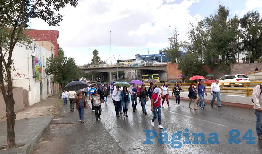 “La gente se pregunta, y esos quiénes son, somos de la Utzac y exigimos solución”, fue otra de las consignas que enfatizaron durante el trayecto con rumbo a la dependencia federal ubicada en el bulevar Héroes de Chapultepec (Fotos: Cristo González)