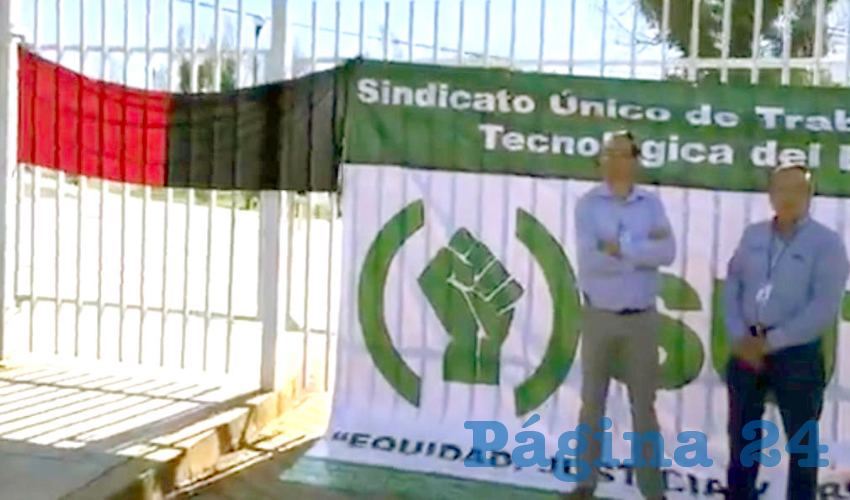 Luego de colocar las banderas rojinegras, Gonzalo Franco Garduño, líder gremial, informó que esto se debe a diversas violaciones al Contrato Colectivo de Trabajo, sobre todo en bonos: “Falta cerrar la negociación en lo que se refiere al bono de prima de antigüedad que es dos millones 300 mil pesos que cuesta” (Foto: Cortesía)