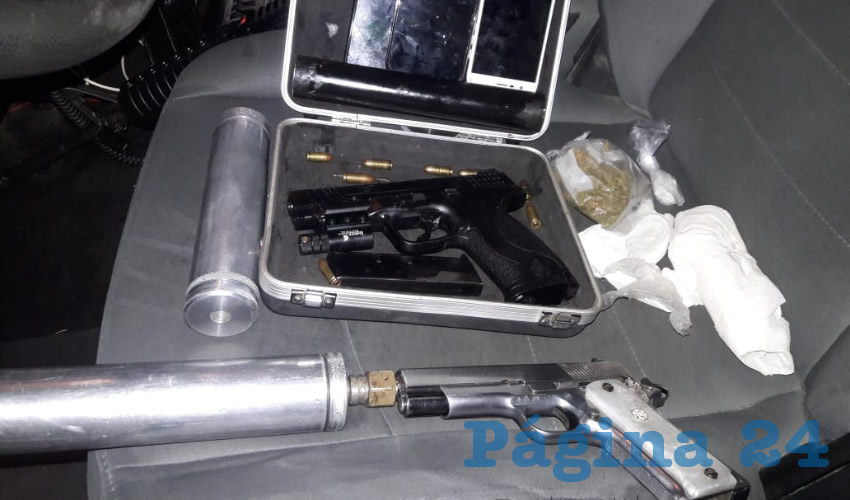 Las armas y las balas que transportaban Juan Guadalupe “N” “N”, de 23 años de edad, y Nohemí Aracely “N” “N”, de 22