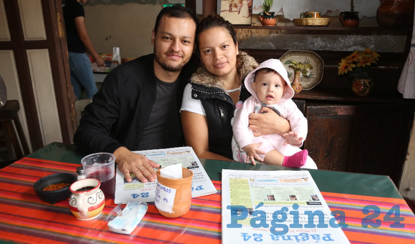 En Gorditas Sor Juana compartieron el primer alimento del día Jorge Esparza de Lara y Cecy García Gutiérrez junto con su hija Livier Erani Esparza García