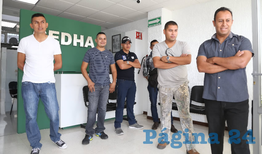 Polic&iacute;as municipales acudieron a la CDHEA a levantar denuncia por despido injustificado (Foto: Eddylberto Lu&eacute;vano Santill&aacute;n)