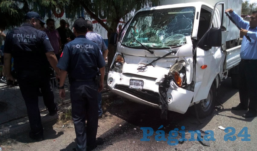 El camión Hyundi que manejaba Manuel Gutiérrez, de 62 años de edad, el cual quedó destrozado y con su conductor prensado