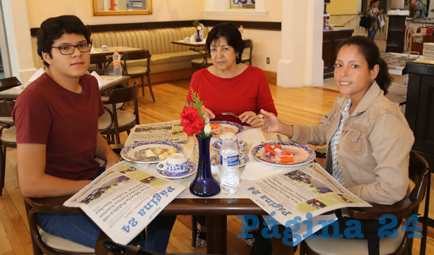 En el restaurante Sanborns Francia departieron Javier Tello Mar&iacute;n, Bertha Rojas Zegarra y Katherine Joanna Mar&iacute;n Rojas