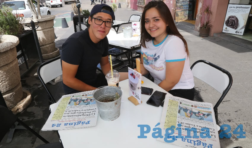 En Crokas Marquesería platicaron José Antonio Mirón Meraz y Paulina Eyssautier Aranda
