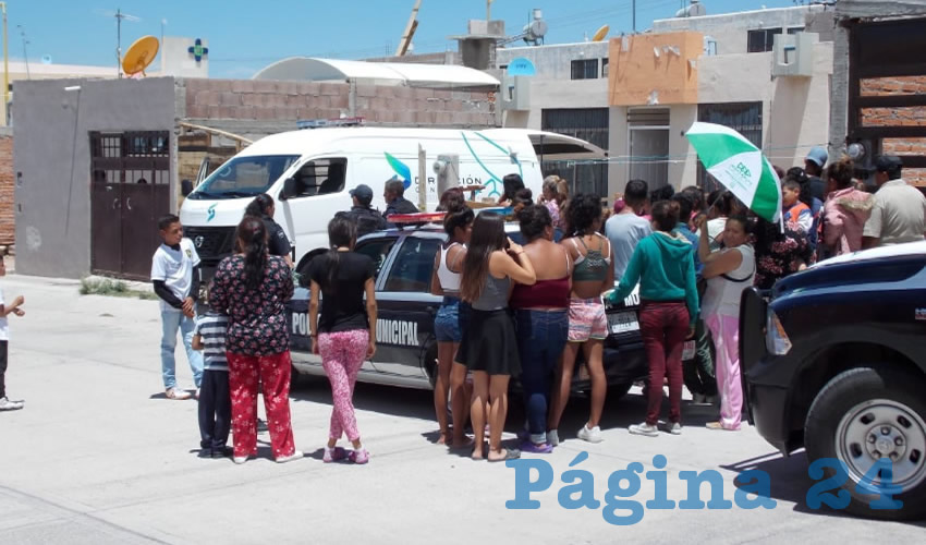 Familiares y vecinos se arremolinaron afuera de la vivienda ubicada en calle Cajititl&aacute;n 314, donde encontraron muerta a Mayra Liliana &ldquo;N&rdquo; &ldquo;N&rdquo;, que contaba con 29 a&ntilde;os de edad