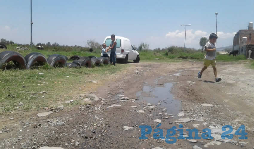 Vecinos del fraccionamiento Bosques de San Martín, en Tlaquepaque, denunciaron que esta situación los pone en riesgo de inundaciones, por lo que exigen acciones a su alcaldesa/Fotos: Rafael Hernández Guízar