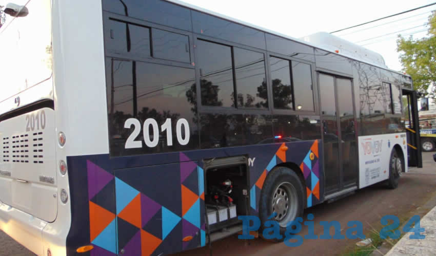 El autobús que guiaba Jonathan Israel Acosta Mota, de 28 años de edad, mismo que quedó sin la tapa de la batería