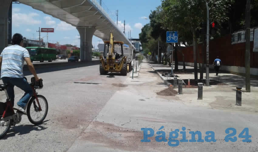 Las personas de esta colonia, y los ciudadanos en general ya ni siquiera pueden caminar con seguridad por esta colonia, por temor a dar un mal paso y caer en una zanja o herirse con una varilla salida, entre otras “gracias”. Por esto exigen a Ismael del Toro que dé prioridad a la cuestión/Fotos: Rafael Hernández Guízar