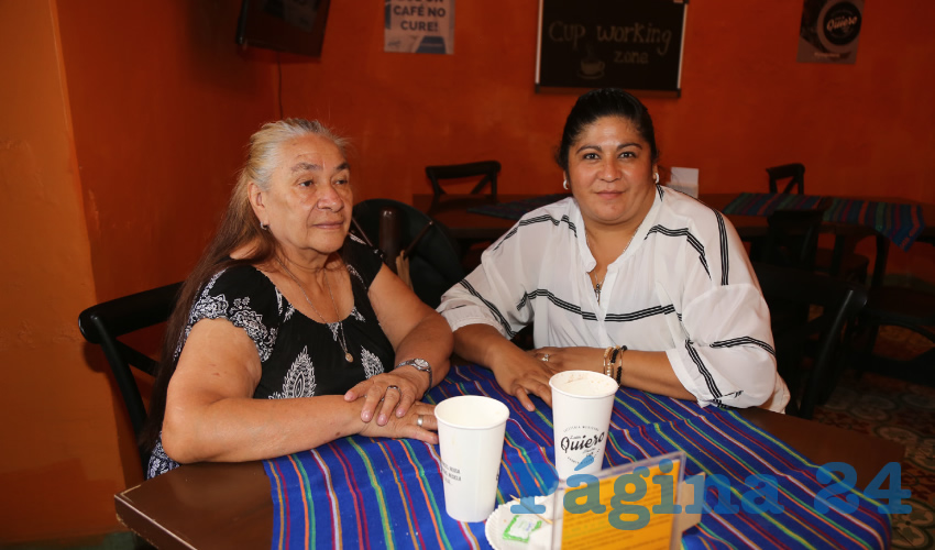 En el Mercadito Gastronómico Colón compartieron el primer alimento del día Teresa Dondiego Gaytán y Graciela Martínez Ochoa