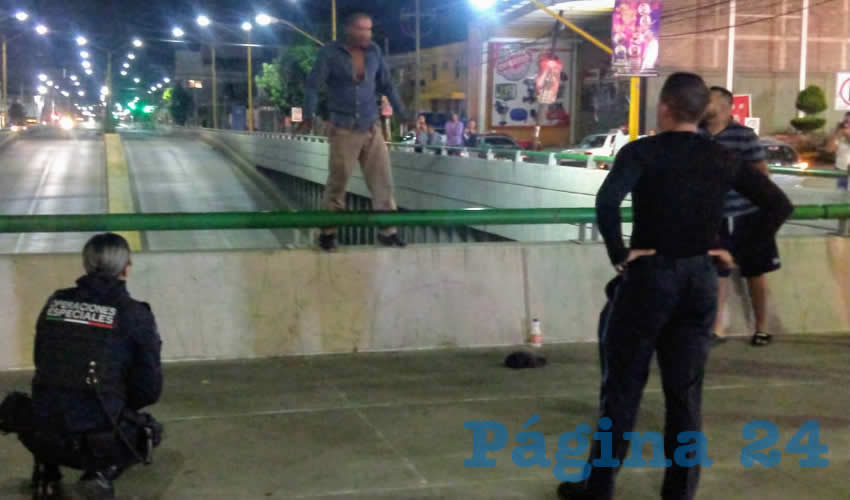 Edwin Giovanni “N” “N”, de 45 años de edad, amagaba con arrojarse al paso a desnivel de avenida Convención norte, en su cruce con avenida Héroe de Nacozari