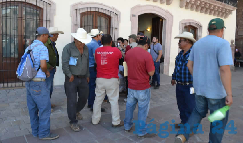 Un grupo de campesinos que no han recibido el pago por la venta de su frijol en centros de acopio, se manifestaron en Plaza de Armas para solicitar que el gobierno estatal intervenga y los acopiadores les paguen (Foto Merari Martínez)