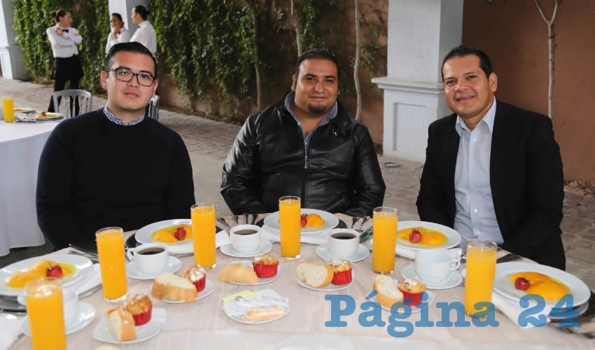 Festejando el día del abogado, desayunaron en el Salón Magnolia del Hotel Andrea Alameda Antonio Rafael Valero González, Alfonso Díaz Zapata y Martín Delgado García