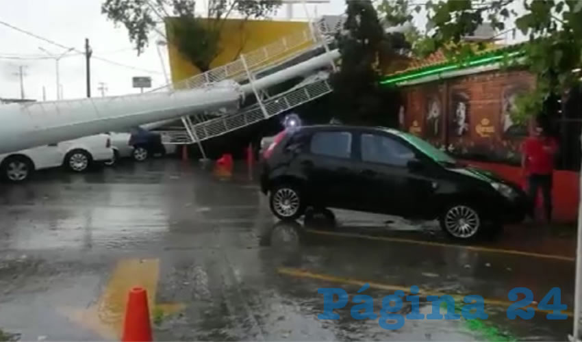 Un espectacular cayó sobre varios vehículos, en un estacionamiento en Santa Anita