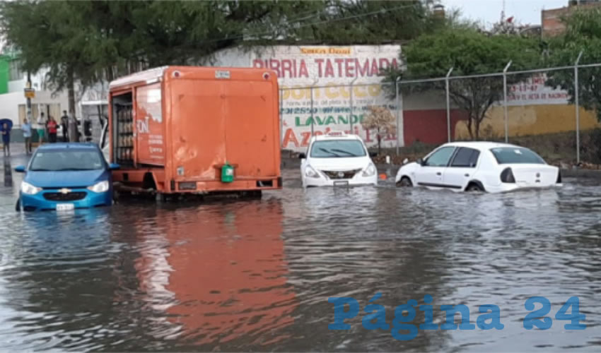 En todos los rumbos de la ciudad quedaron varados camionetas y automóviles