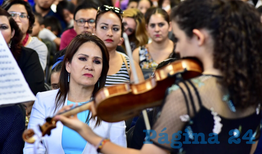 Niños y jóvenes de colonias cercanas dedican cuatro horas de su día a estudiar con dedicación y disciplina