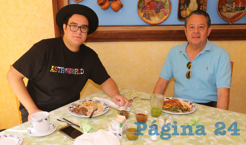 Juan Pablo Lara Pérez y Luis Alejandro Lara López compartieron el primer alimento de la mañana en el restaurante La Estación