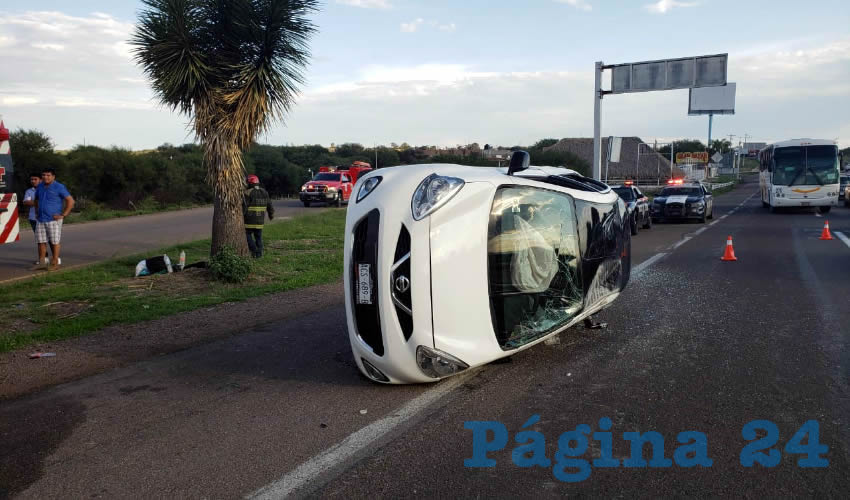 El automóvil Nissan March blanco, que terminó sobre su costado izquierdo
