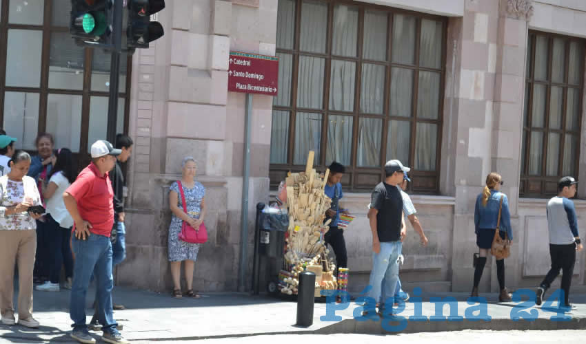 Los comerciantes se instalan en pequeños puestos armados con una mesa y una silla, en donde venden gran variedad de productos a las personas que pasean (Foto Merari Martínez Castro)