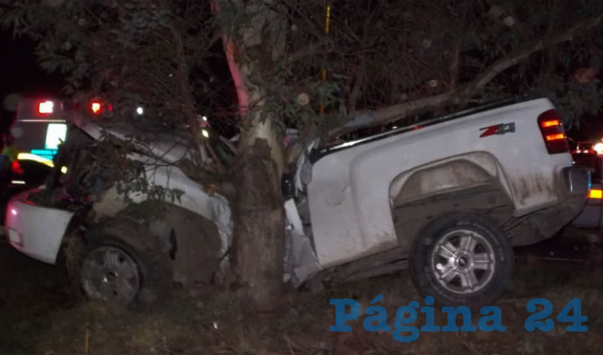 En la carretera federal 71, José de Jesús “N” “N”, de 16 años de edad, perdió la vida al colisionar su camioneta en un árbol