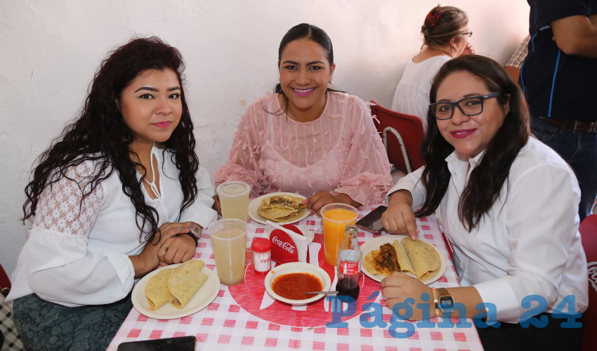 En Gorditas Maravillas almorzaron Adriana Ávila, Guadalupe de Lira Beltrán, diputada local; y Jazmín Flores Rodríguez